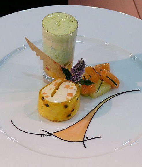 Mango-Papaya Roulade mit Minzeschaum