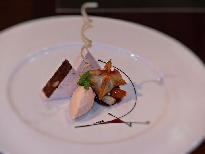 Hagenbuttenparfait_mit_Nussstrudel